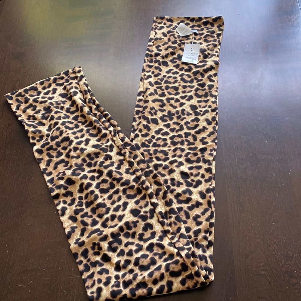 Women’s Brand new leopard scarf, also can be worn as a halter top